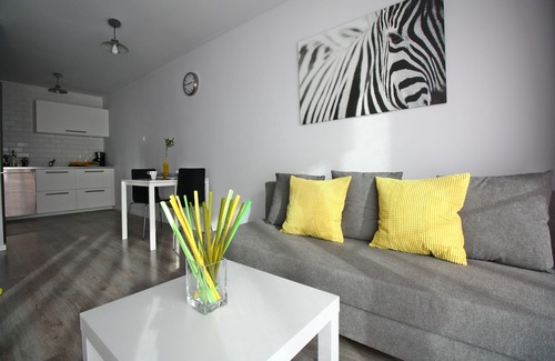City Centre Apartment | Cozy Yellow Apartment 2 in Historic Old Town