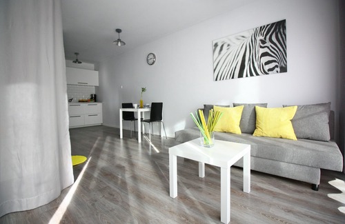 City Centre Apartment | Cozy Yellow Apartment 2 in Historic Old Town