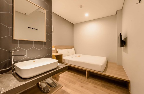 Kampung Bali Hotel | Convenient Stay at Yellow Bee Tanah Abang with Breakfast