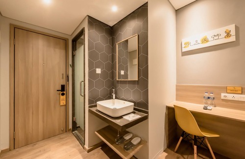 Kampung Bali Hotel | Convenient Stay at Yellow Bee Tanah Abang with Breakfast