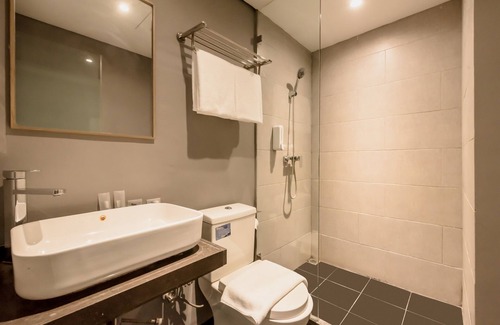 Kampung Bali Hotel | Convenient Stay at Yellow Bee Tanah Abang with Breakfast