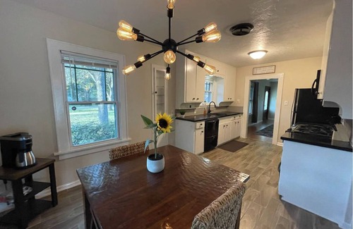 Southeast Houston House | Inviting Yellow Brick Road House Near Hobby Airport