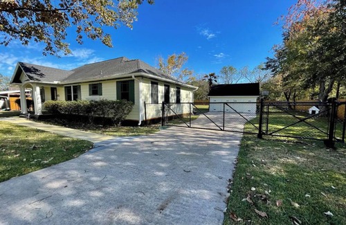 Southeast Houston House | Inviting Yellow Brick Road House Near Hobby Airport