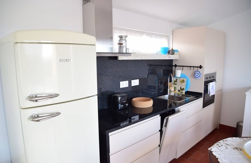 Vila do Bispo Cottage | Cozy Yellow Cottage Steps from Zavial Beach with Breakfast
