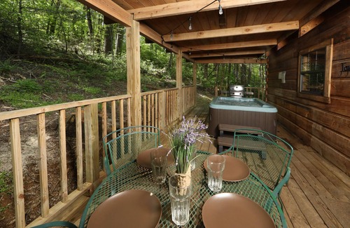 Townsend Cabin | Family-Friendly Yellow Door Cabin with Hot Tub & Fire Pit