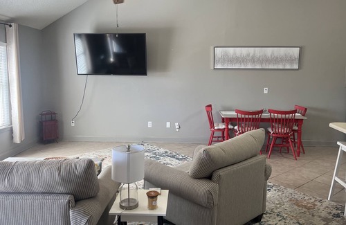 Oxford House | Yellow Door: Cozy home 1 mile from Campus