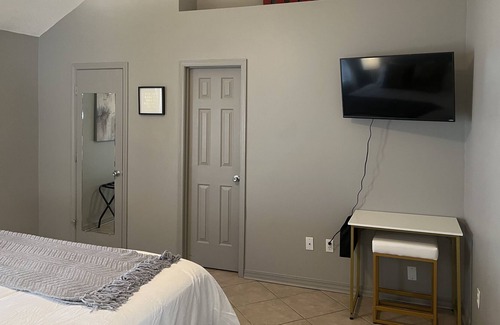 Oxford House | Yellow Door: Cozy home 1 mile from Campus