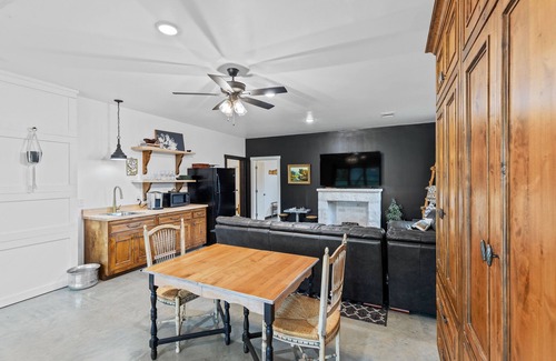 Kingsland House | Top-Rated Yellow Door on the Llano with Ocean Views