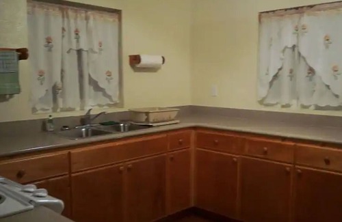 North Palmetto Point Cottage | Cozy Yellow Elder Cottage with Breakfast and Family-Friendly Vibes