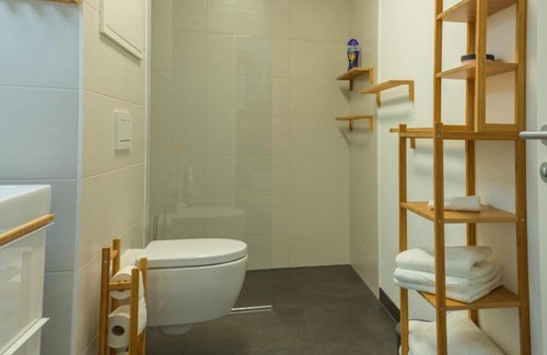 Donaustadt Apartment | Relax at Yellow Flower Apartment with Pool, Steps from Lake
