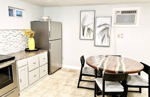 Amarillo House | Top-Rated Yellow Guest House with Spa and Hot Tub Access