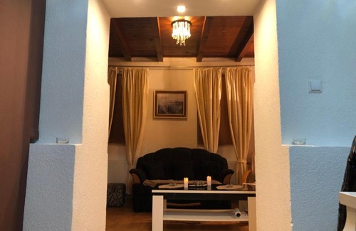 Visoko Apartment | Charming Yellow House: Pet & Child Friendly Retreat