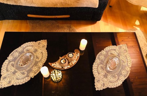 Visoko Apartment | Charming Yellow House: Pet & Child Friendly Retreat