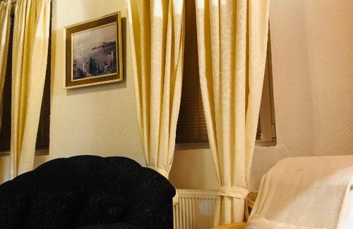 Visoko Apartment | Charming Yellow House: Pet & Child Friendly Retreat