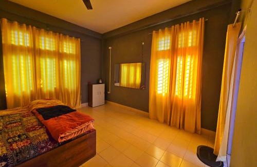 Jorhat House | Yellow minimalistic room