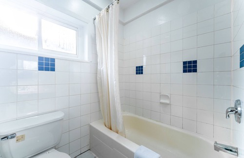 Niagara Falls Hotel | Comfortable Yellow Pillow Inn: Family-Friendly & Breakfast Included