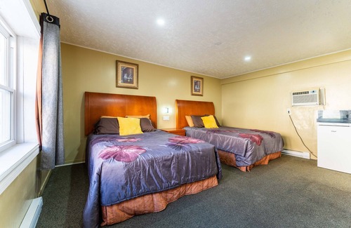 Niagara Falls Hotel | Comfortable Yellow Pillow Inn: Family-Friendly & Breakfast Included