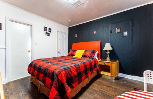 Niagara Falls Hotel | Comfortable Yellow Pillow Inn: Family-Friendly & Breakfast Included