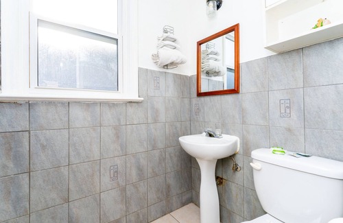 Niagara Falls Hotel | Comfortable Yellow Pillow Inn: Family-Friendly & Breakfast Included