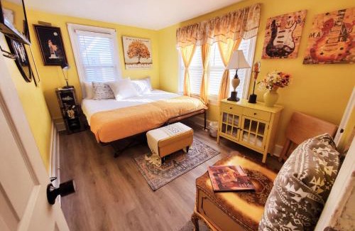 Dover House | Cozy Room with Hot Tub in Dover - Bayhealth Access