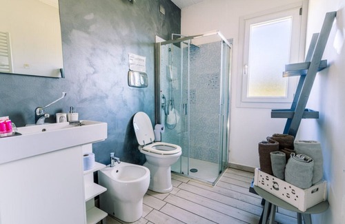 Porotto House | Relaxing Yellow Room with Pool, Spa & Breakfast Included