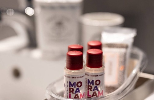 Porotto House | Relaxing Yellow Room with Pool, Spa & Breakfast Included