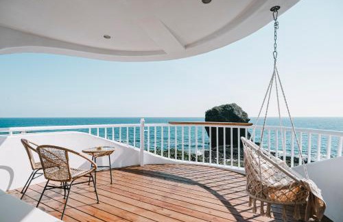 Sail Rock Beach Bed & Breakfast | Inviting Yellow's Kenting B&B II with Oceanfront Views