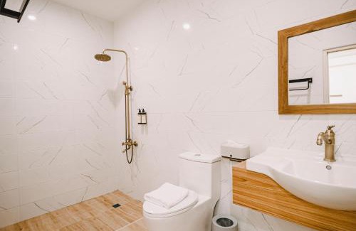 Sail Rock Beach Bed & Breakfast | Inviting Yellow's Kenting B&B II with Oceanfront Views