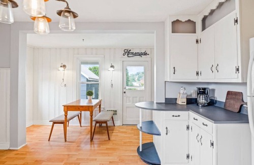 Shenandoah House | Cozy Yellow Shutter Farmhouse Oasis with Kitchen & Breakfast