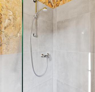 Schwarzlackenau Apartment | Yellow Suite - Whirlpool Garden - free parking - WiFi