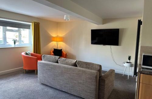 Stroud Apartment | Pet-Friendly Yellow Sunflowers Flat in Stroud - Rated 9.6/10