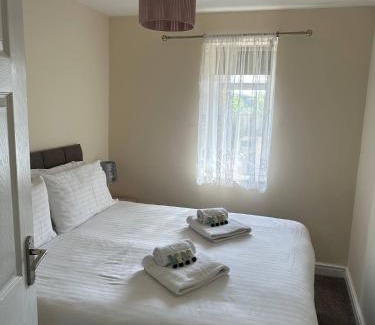 Stroud Apartment | Pet-Friendly Yellow Sunflowers Flat in Stroud - Rated 9.6/10