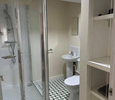 Stroud Apartment | Pet-Friendly Yellow Sunflowers Flat in Stroud - Rated 9.6/10
