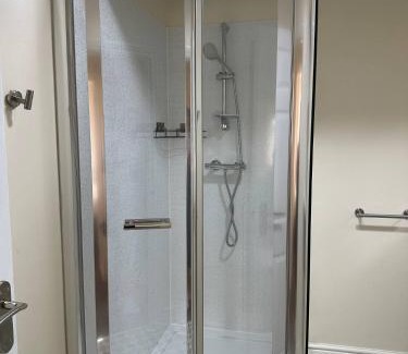 Stroud Apartment | Pet-Friendly Yellow Sunflowers Flat in Stroud - Rated 9.6/10