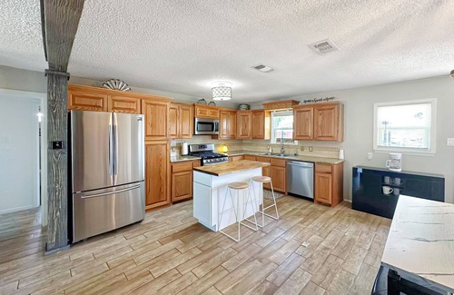 San Angelo House | Top-Rated Yellow Texas Star House Near Goodfellow AFB