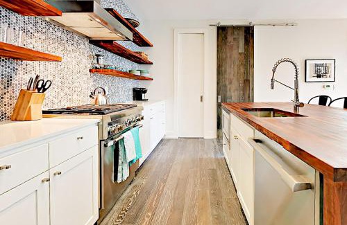 SoFi House | Elegant Yellow Tulip: Family-Friendly 4-Star Retreat