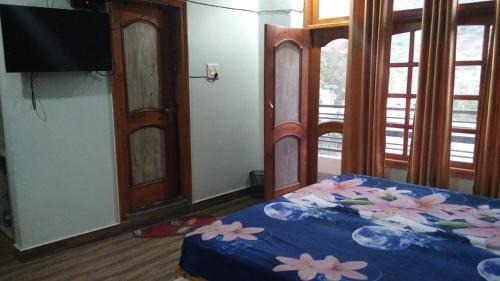 Rajgarh House | Cozy Yellow Valley Homestay: Family-Friendly with Kitchen