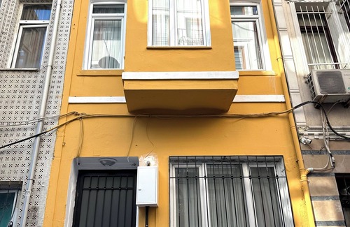 Taksim Apartment | Yellowhouse Room 3