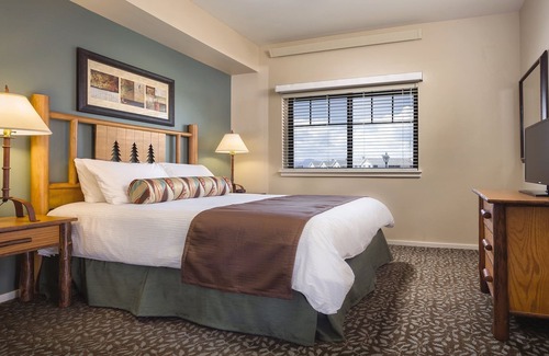 West Yellowstone Resort | Unforgettable Yellowstone: Top-Rated with Oceanfront Pools