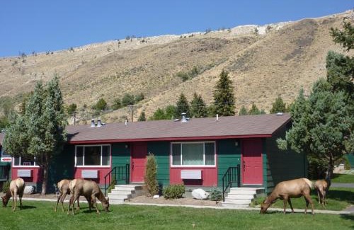 Gardiner Hotel | Experience Comfort at Yellowstone Gateway Inn - 9.1/10 Rated