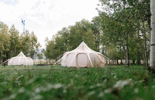Island Park House | Cozy Yellowstone Bell Tent with Breakfast & Family Amenities