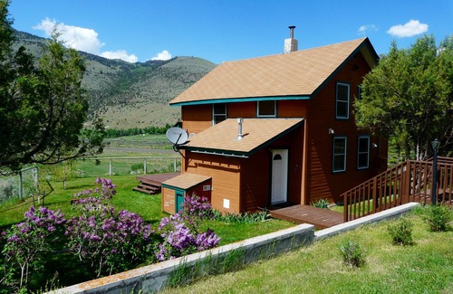 Gardiner Cabin | Exceptional Stay Near Yellowstone Park with Stunning Views