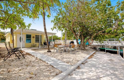 Marathon House | Pet-Friendly Yellowtail House with Top Guest Ratings 9.3/10