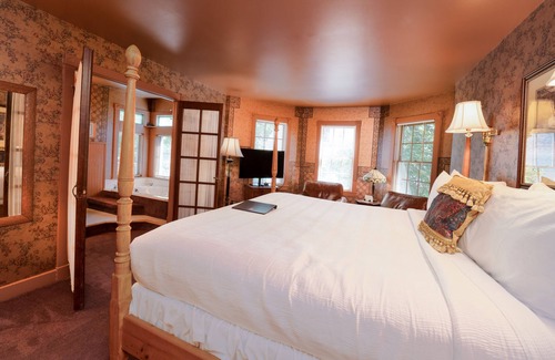South Haven Bed & Breakfast | Experience Yelton Manor Bed & Breakfast with Ocean Views
