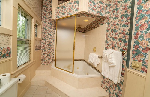 South Haven Bed & Breakfast | Experience Yelton Manor Bed & Breakfast with Ocean Views