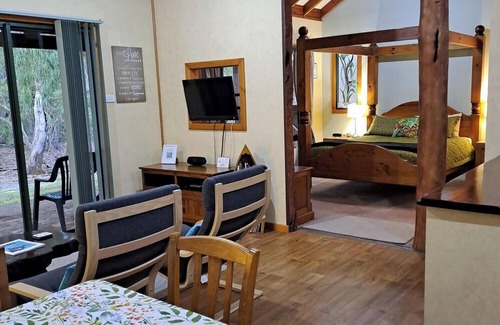 Metricup Cabin | Relaxing Yelverton Brook Sanctuary with Oceanfront Amenities