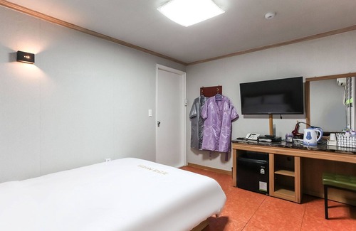 Jeongok Hotel | Eco-Friendly Stay at Yeoncheon Hole in One - Rated 9.2/10