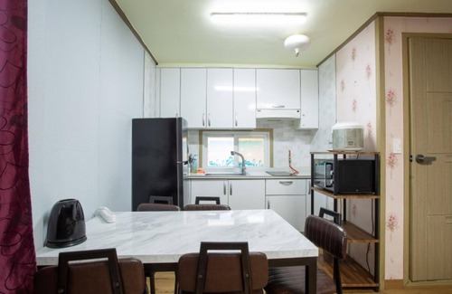 Jeongok House | Cozy Yeoncheon Wanguijataek Pension with Breakfast & Kitchen