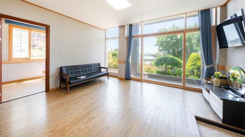 Suwon House | Yeongheungdo noeul&bada pension