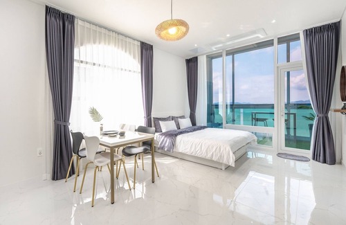 Dolsan-eup House | Relax at Yeosu Hemiswi SPA Pensyeon with Pool & Kitchen